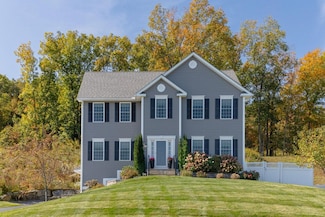 135 Brookview Dr, Hooksett, NH 03106