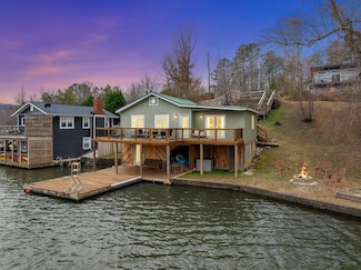 1532 W Lakeshore Dr, Landrum, SC 29356