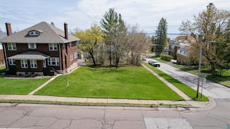 200x E 3rd St, Duluth, MN 55812