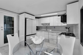 2140 W 53rd St, Hialeah, FL 33016