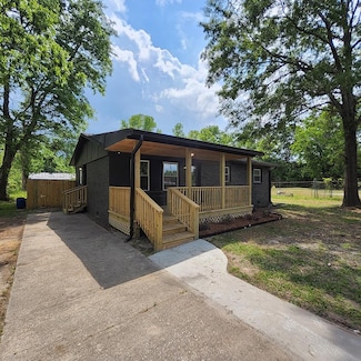 202 E Huggins St, Manning, SC 29102