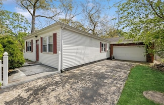 54 Oakdale Ave, Selden, NY 11784