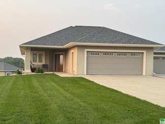 911 Hoeven Dr, Alton, IA 51003