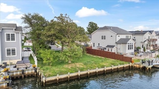 2536 Riverside Dr, Wantagh, NY 11793