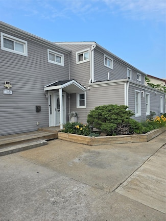 18 Julian Place Unit Main, Island Park, NY 11558