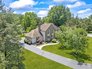 2 Guildford Ct, Annandale, NJ 08801