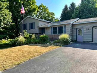 2738 Ra Wa Si Ave, Traverse City, MI 49685