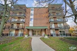 5S040 Pebblewood Ln Unit W502, Naperville, IL 60563