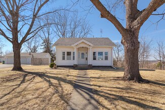 702 S 4th St, Le Sueur, MN 56058