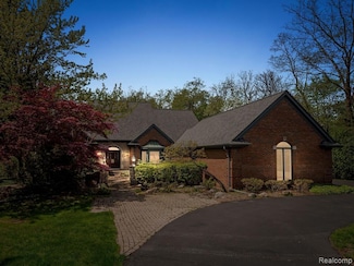 1347 N Carillon Ct, Bloomfield Hills, MI 48302