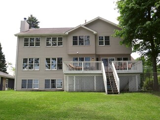 4912 W Shore Dr, McHenry, IL 60050