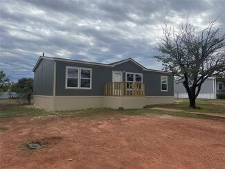 132 Apache Rd, Tye, TX 79563