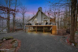 220 Powderhorn Dr, Lackawaxen, PA 18435