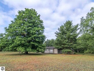 5708 Pioneer Rd, Thompsonville, MI 49683