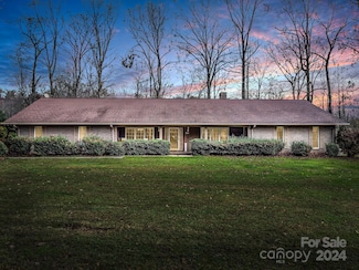 224 Sherwood Ln, Hendersonville, NC 28791