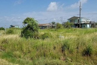 300 W Royal Oak Ln, Rockport, TX 78382