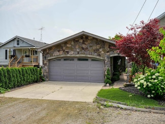 5403 Pointe Dr, East China, MI 48054