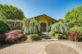 22 Penn Dr, Dix Hills, NY 11746