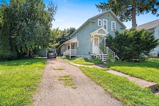 1013 Waugoo Ave, Oshkosh, WI 54901