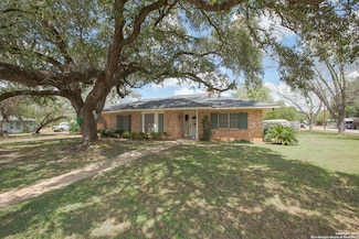 1017 E Trinity St, Pearsall, TX 78061