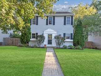 888 Geneva Dr, Geneva, IL 60134