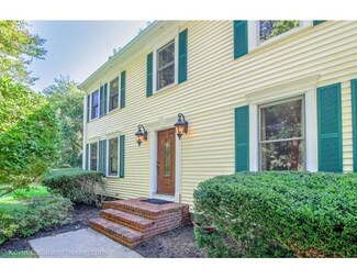 4 Nicholas Dr, Franklin, MA 02038