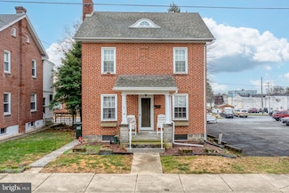 43 Spruce St, Ephrata, PA 17522