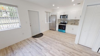 2392 NW 9th St, Miami, FL 33125