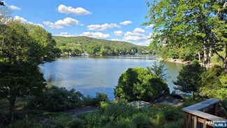 31 Lakeshore Dr, Oakland, NJ 07436