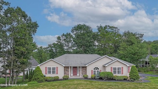 211 Circle Dr, Mountain Top, PA 18707