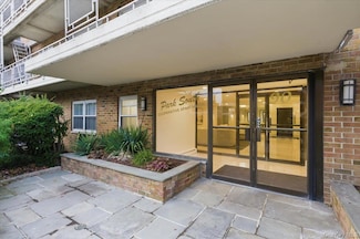 90 S Park Ave Unit B2, Rockville Centre, NY 11570