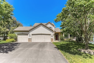 1290 Wildflower Ln, Chaska, MN 55318