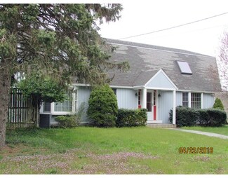 376 W Wrentham Rd, Cumberland, RI 02864