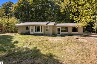 6734 S Maple City Rd, Maple City, MI 49664