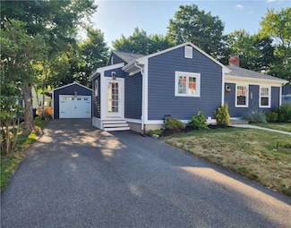 30 Barney St, Rumford, RI 02916