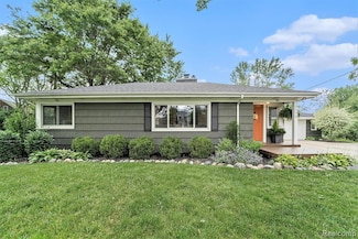 5690 Corunna Ave, Clarkston, MI 48346