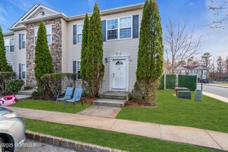 42 Aspen Ct, Lakewood, NJ 08701