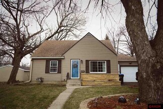 1215 Woodland Ave, Mankato, MN 56001