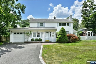 28 Malcolm St, Waldwick, NJ 07463