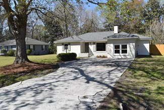 1352 S Sherwood Dr, Charleston, SC 29407