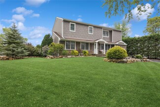 11 Greenfield Ln, ComMacK, NY 11725