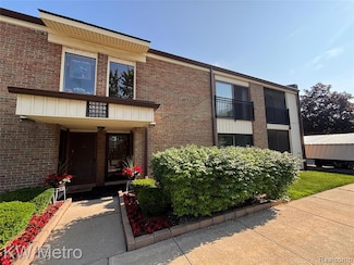 18236 University Park Dr, Livonia, MI 48152