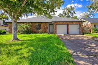 207 Sugar Cane Trace, Lake Jackson, TX 77566