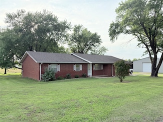 1604 N 2nd Ave, Warner, OK 74469