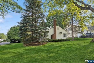 44 Knickerbocker Rd, Cresskill, NJ 07626