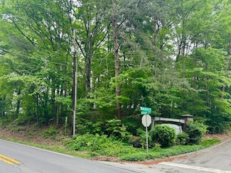 1988 Warwickshire Dr, Soddy Daisy, TN 37379