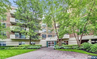 200 Grand Cove Way Unit PH-5F, Edgewater, NJ 07020