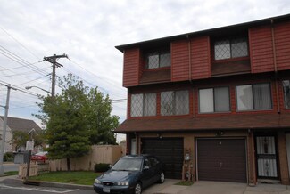 5 Maryland Ln, Staten Island, NY 10305