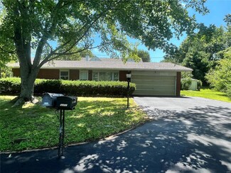 5007 Staten Dr, Godfrey, IL 62035