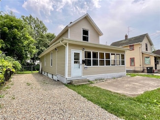 1063 Raymond St, Akron, OH 44307